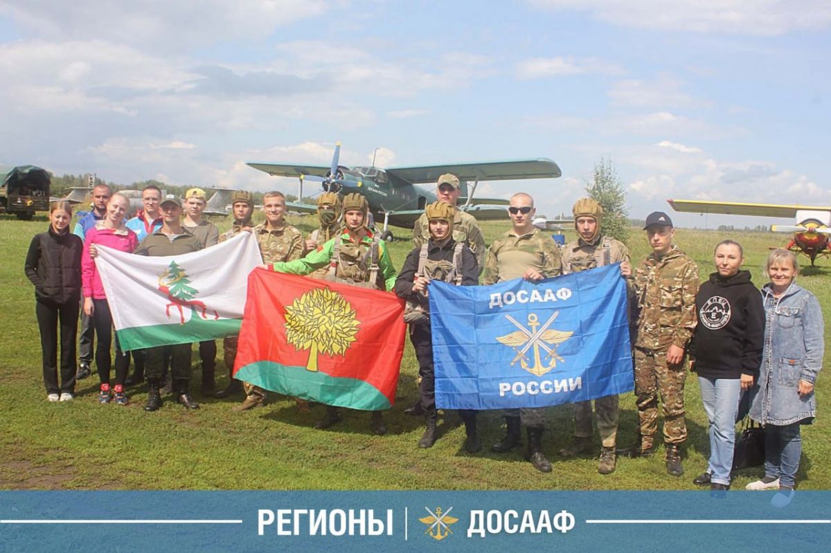 ДОСААФ России Липецкой области организовал прыжки с парашютом на аэродроме в Тамбовской области — для молодежи Ельца.