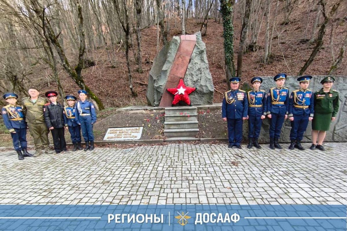 Ялтинские активисты ДОСААФ России посетили экспозицию музея СВО, созданного энтузиастами из села Перевального Республики Крым