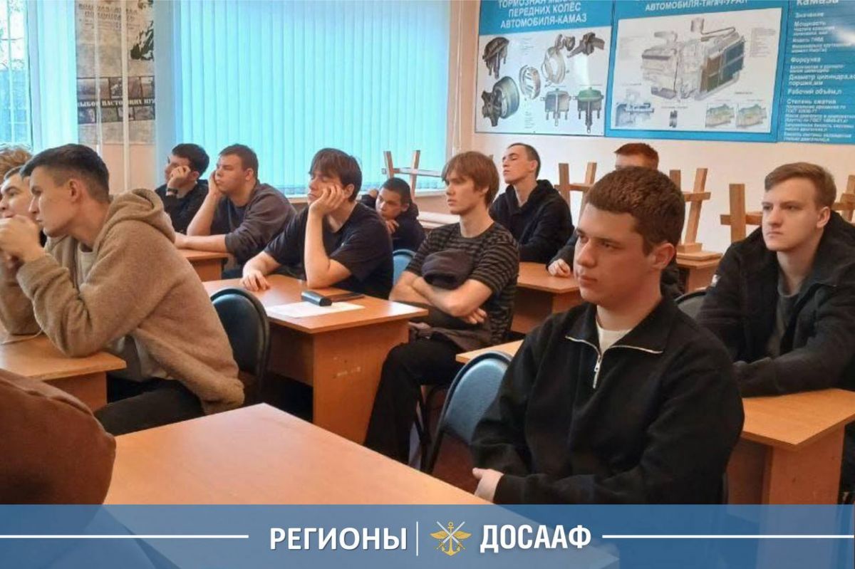 Участник СВО встретился в Саратовской области с курсантами Балаковской автошколы ДОСААФ