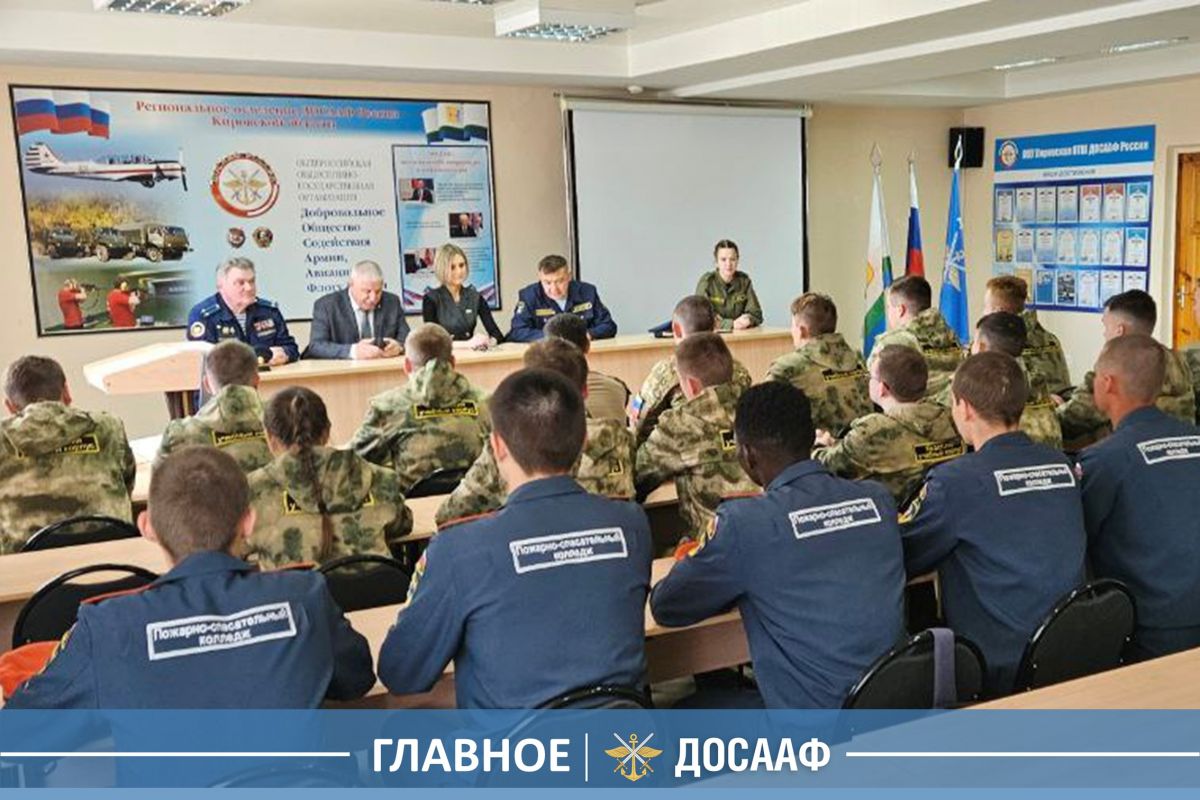 Председатель ДОСААФ пообщался с будущими силовиками и вручил им удостоверения ДОСААФ