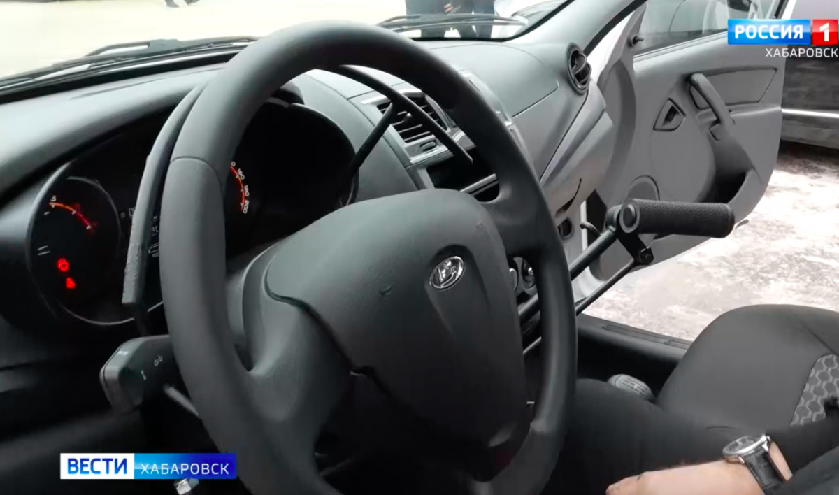 Комсомольская автошкола ДОСААФ России Хабаровского края получила автомобиль на ручном управлении