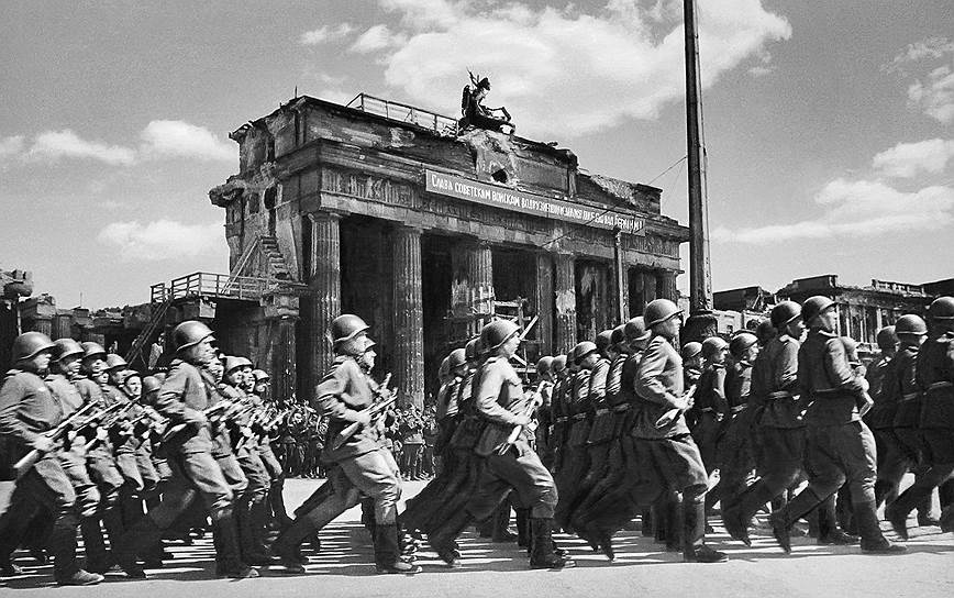 В Берлине Военный парад стран антигитлеровской коалиции СССР, США, Великобритании и Франции.