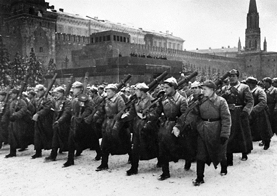День проведения военного парада на Красной площади в городе Москве в ознаменование двадцать четвёртой годовщины Великой Октябрьской социалистической революцию (1941)