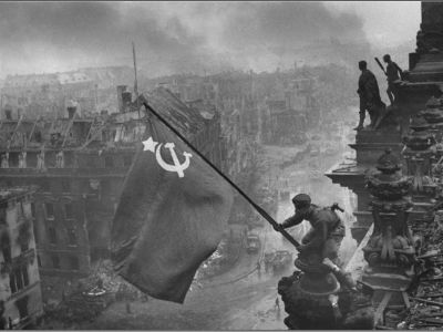 Советские воины водрузили Знамя Победы над рейхстагом в Берлине