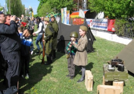 В Липецке День Победы отметили парадом, «Солдатским привалом» и мотокроссом