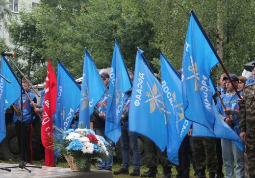 В Старой Руссе открыли бюсты героев-десантников