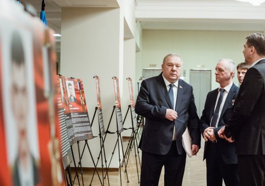 Владимир Шаманов открыл выставку памяти 6-й роты псковских десантников в Госдуме