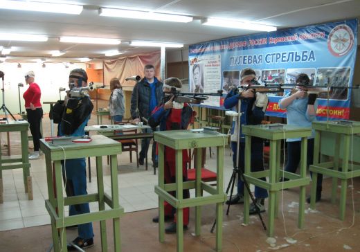Кировская молодежь учится стрелять