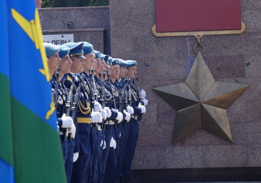 ФРОНТОВЫЕ ТЕРНИИ ПЕРВОПРОХОДЦЕВ КОСМОСА