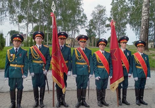 В почётном карауле у памятного знака советским пограничникам - курсанты клуба «Защитник»
