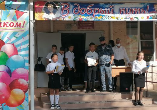 Астраханские досаафовцы поздравили школьников с Днем знаний