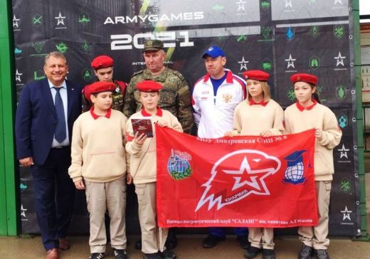 Четвероногие друзья помогали юнармейцам преодолеть полосу препятствий
