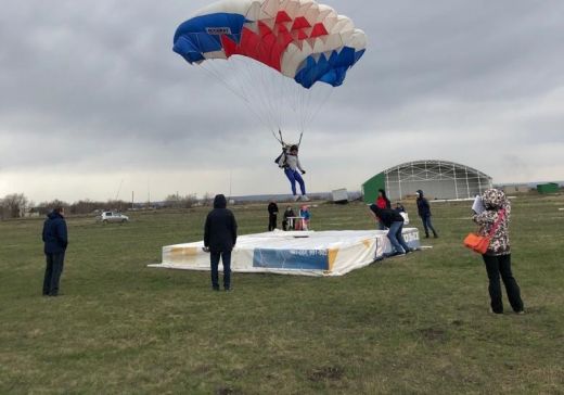 В небе над Саратовом отличились ульяновские парашютисты