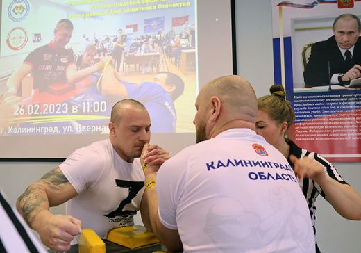 На турнире по армрестлингу в Калининграде разыграны 10 комплектов медалей