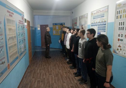 Студенты осваивают основы военной подготовки