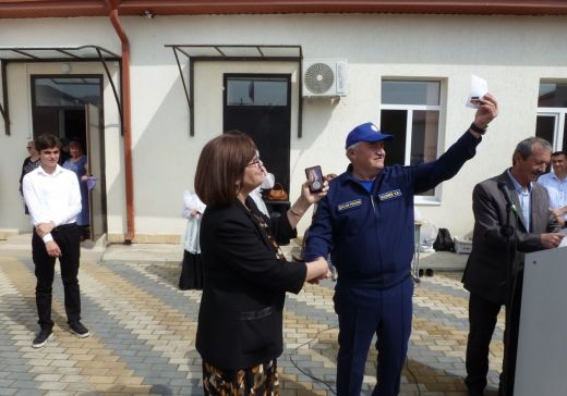 Пришли досаафовцы на «Последний звонок» в школу…