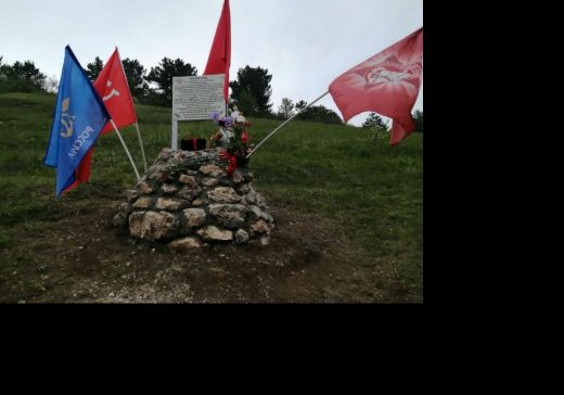 Знак в честь «Ледового похода» крымских партизан