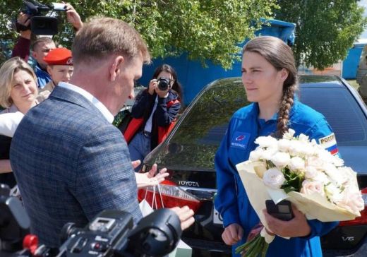Цветы прекрасному космонавту…