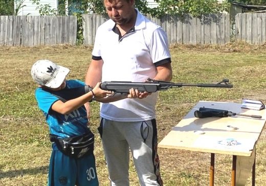 Подростки взяли в руки пневматику