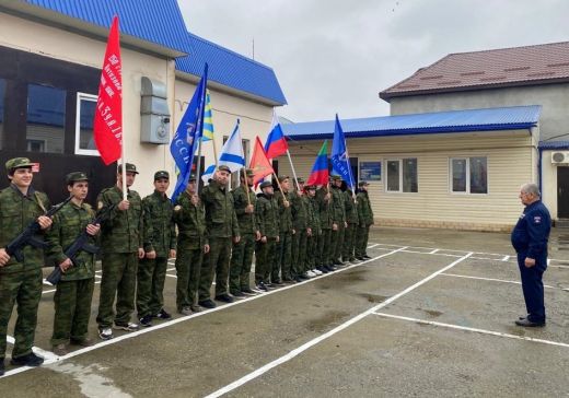В Кизилюрте курсанты почтили память героев