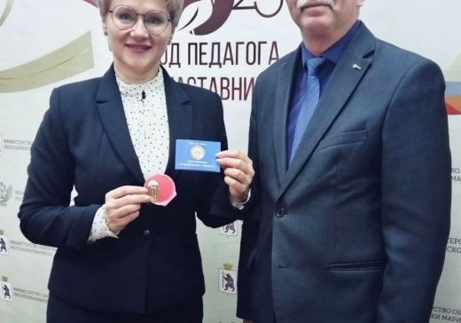 Министру вручены удостоверение и значок парашютиста