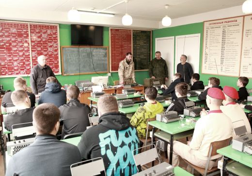 Девушки из «Юнармии» с автоматом Калашникова на «ты»