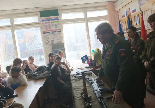 О школе ДОСААФ гостям рассказали курсанты клуба