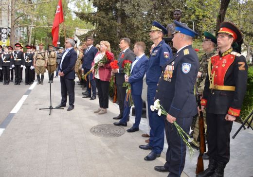 В Ялте открыли бюст летчика-штурмовика