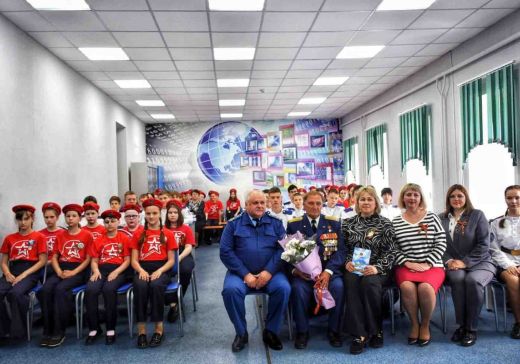 В гости к школьникам пришел Герой Советского Союза