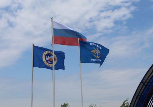 Разноцветье флагов в подмосковном небе