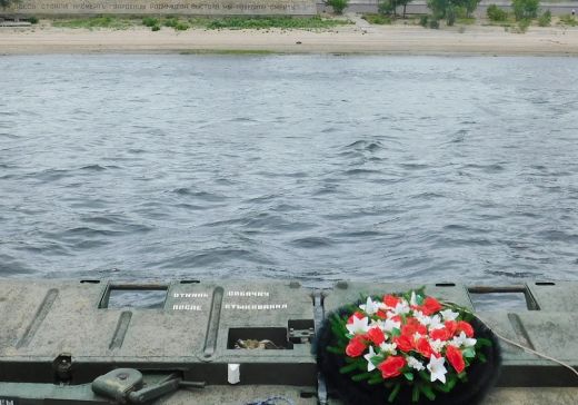 Возложили венок на дно Волги…