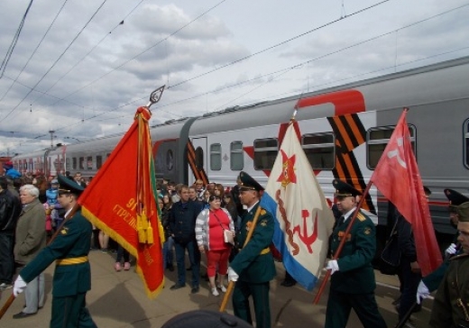 Ветеран войны и ДОСААФ встретился со своим полковым Боевым знаменем