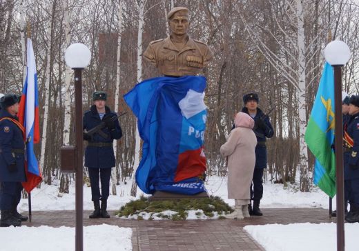 Бюст героя установлен на аэродроме ДОСААФ «Белый ключ»
