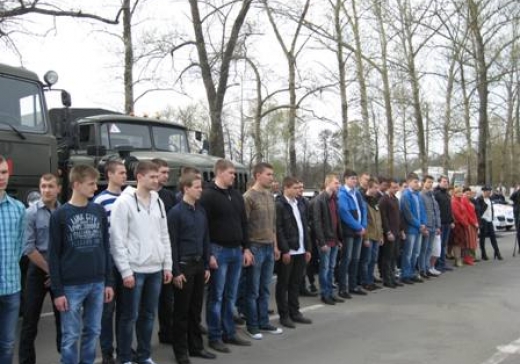 60-ти курским парням вручены водительские удостоверения и повестки на армейскую службу