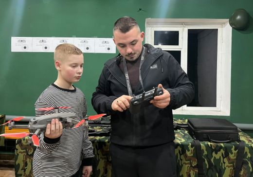 Мальчишки осваивают квадрокоптер…