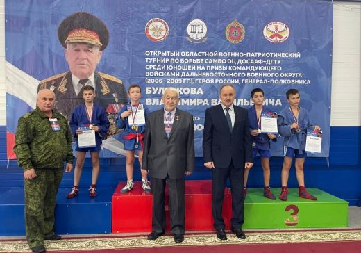 За награды турнира по самбо бились более 200 спортсменов