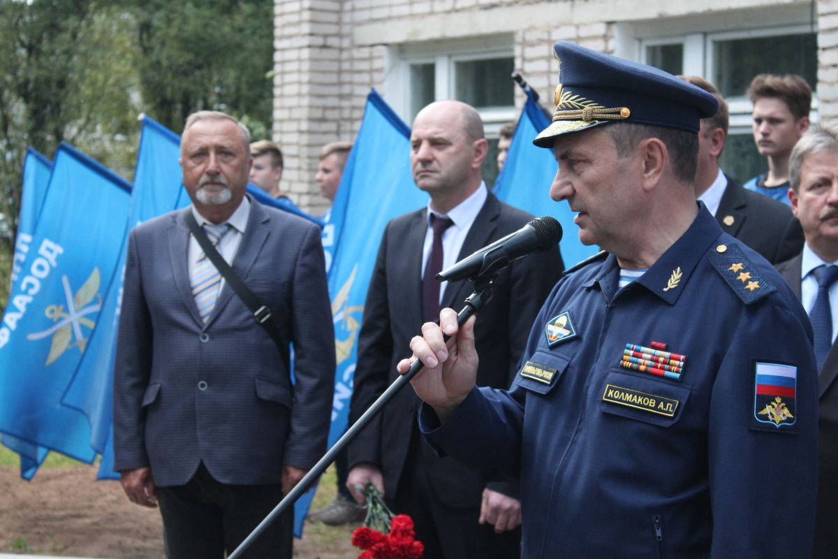 В Новгородской области открыт ещё один бюст героя-десантника 6-й роты