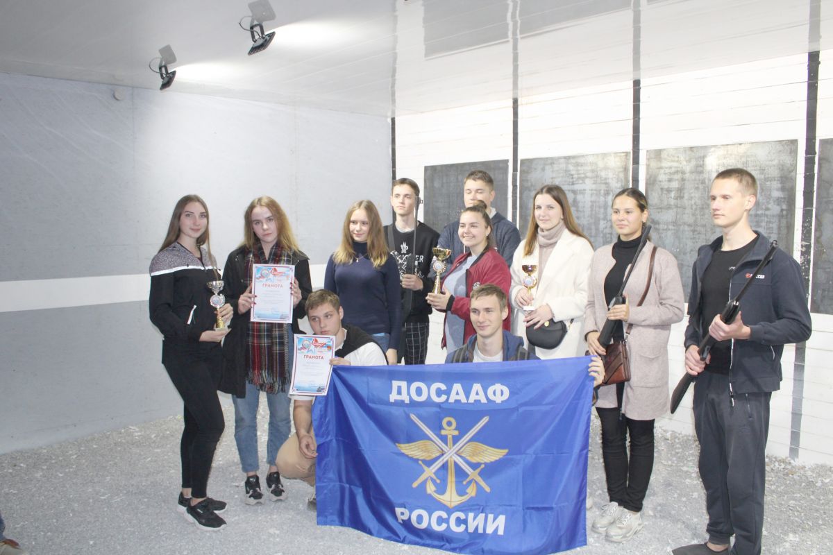 В Севастополе студенты и преподаватели взяли в руки пневматические винтовки