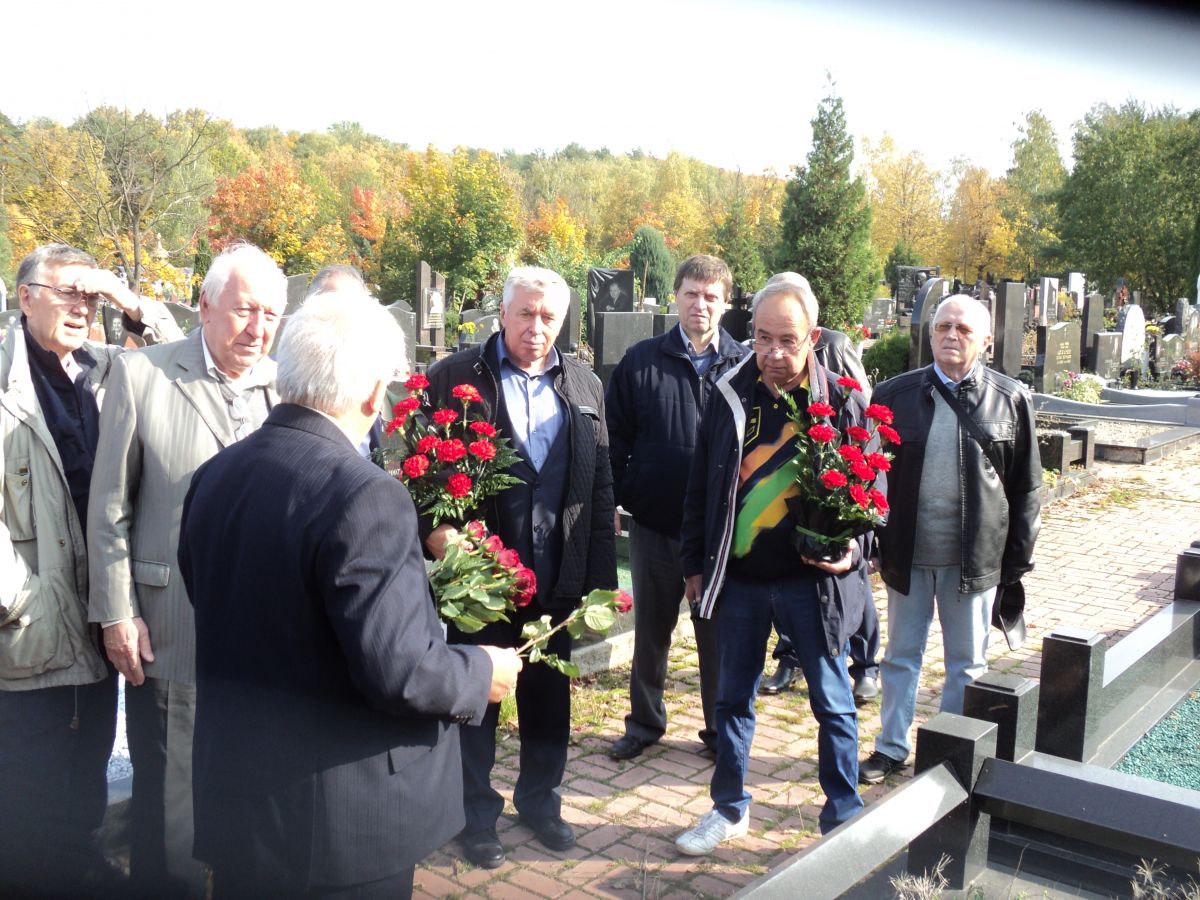 Цветы легли на могилы руководителей оборонного общества страны