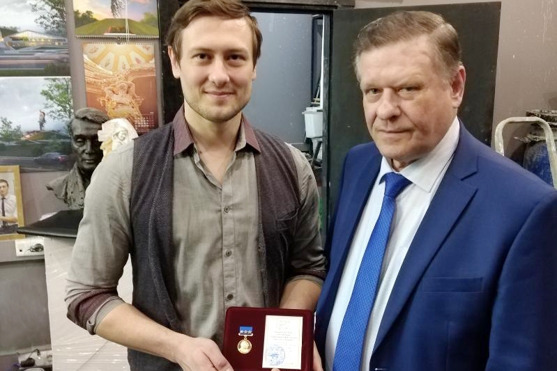 Авторы памятника летчику Михаилу Девятаеву награждены медалью ДОСААФ