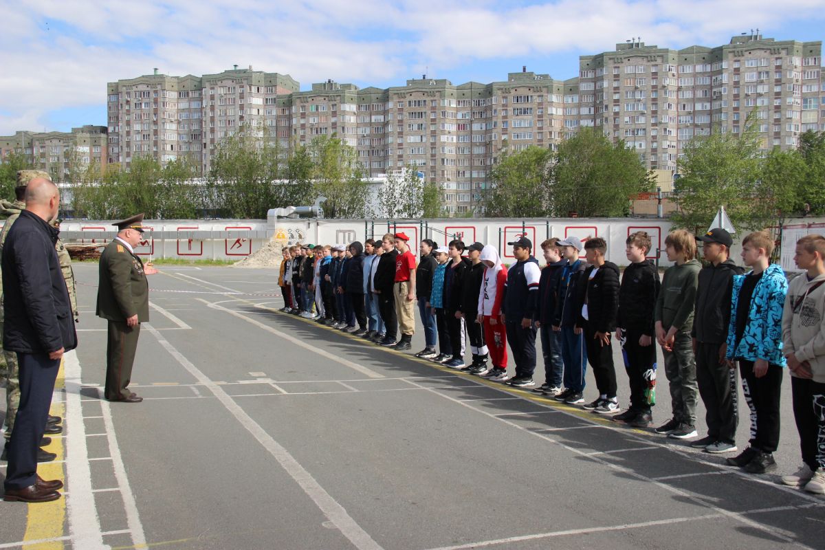 В Сургуте открыт военно-патриотический лагерь «Юнармеец»