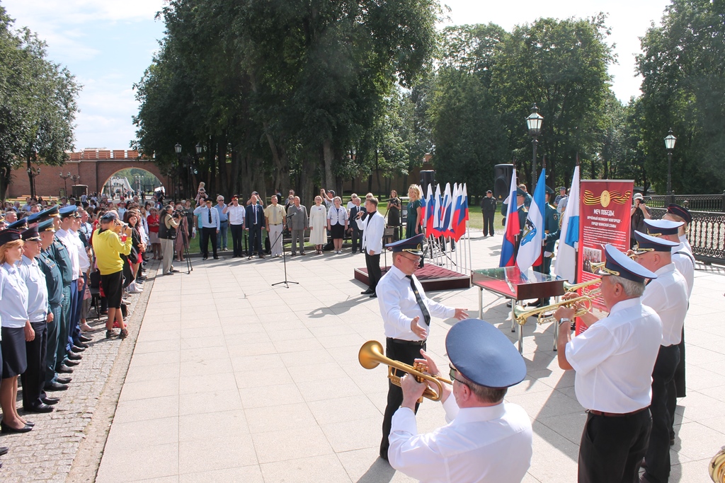 Новгород: торжества в честь Дня флага и отправка гуманитарной помощи
