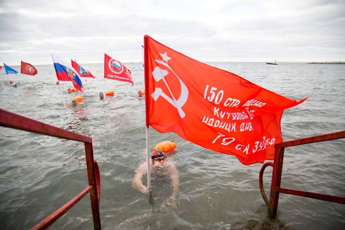 Финиш заплыва «Черноморская эстафета Победы» 7 ноября
