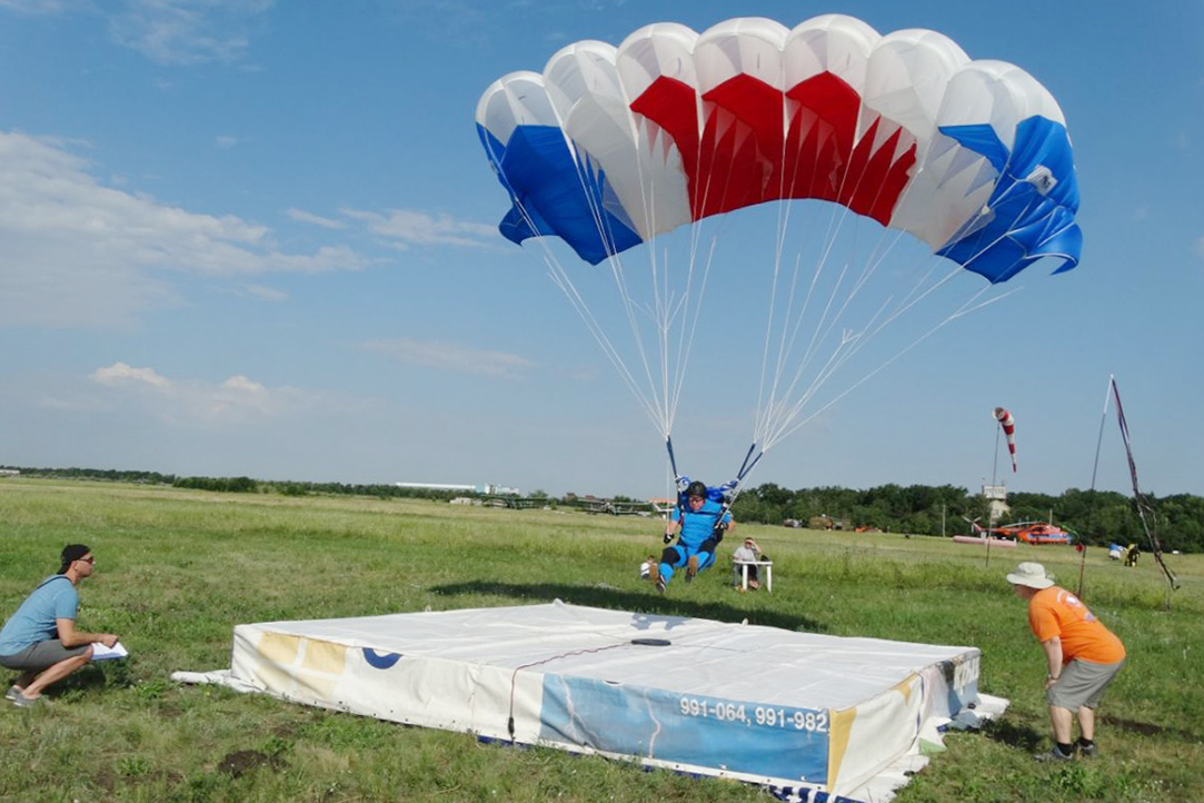 В первенстве Саратовской  области победили парашютисты ДОСААФ из Ульяновска