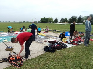Молодые парашютисты завершили учебно-тренировочный сбор мемориальными соревнованиями