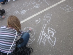 На празднике рисовали дети дорогу