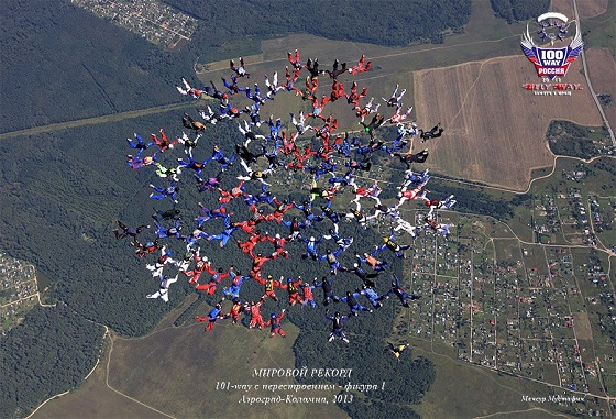 «Хет-трик» в небе оформили российские парашютисты!