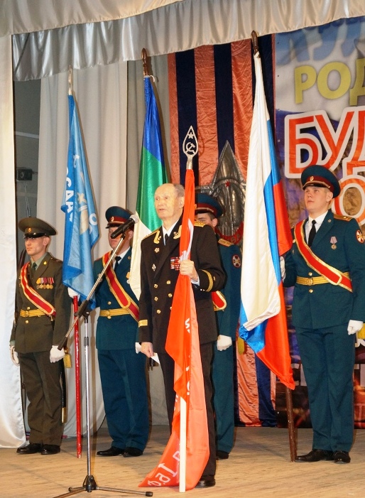 Ветеран вручил молодежи копию Знамени Победы