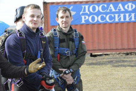 Пожарные-парашютисты потренировались на аэродроме ДОСААФ