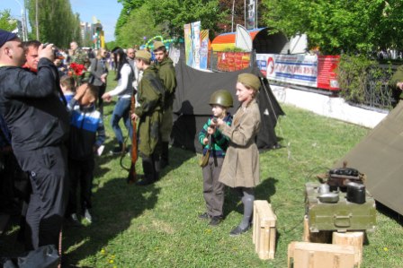 В Липецке День Победы отметили парадом, «Солдатским привалом» и мотокроссом